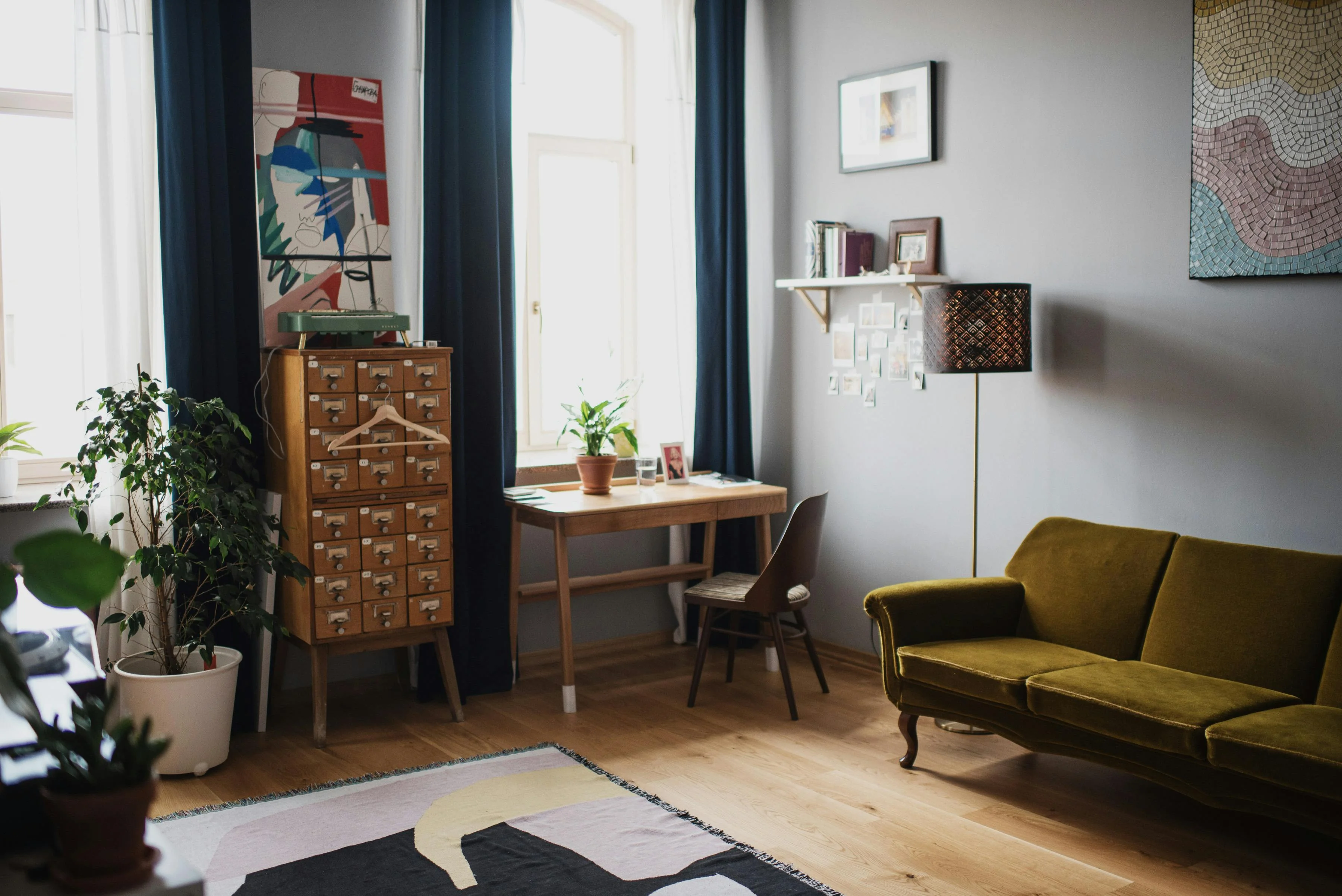 Salon lumineux d'un appartement parisien préparé par la conciergerie Leazly