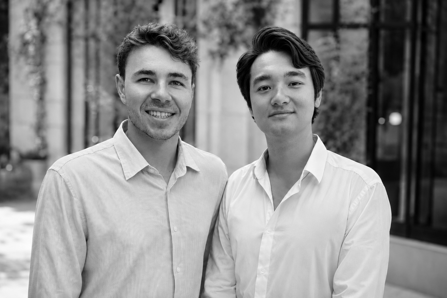 Drystan et Victor, cofondateurs de Leazly, photographiés dans leur bureau parisien